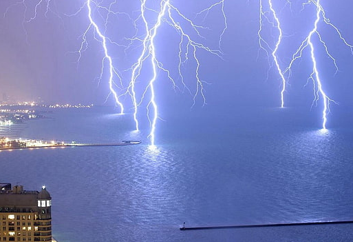 Imagen rayos sobre el mar