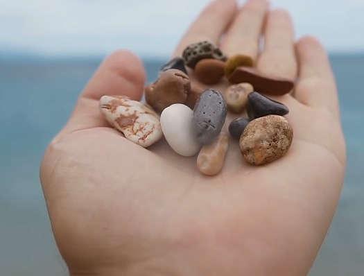 mano con piedras