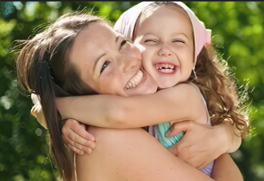 madre e hija abrazadas