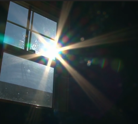 sol cruzando ventana
