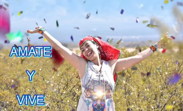 mujer feliz y flores