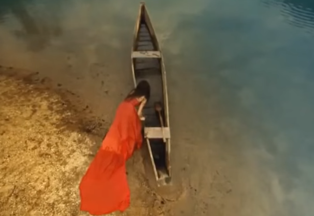 mujer subiendo a una barca