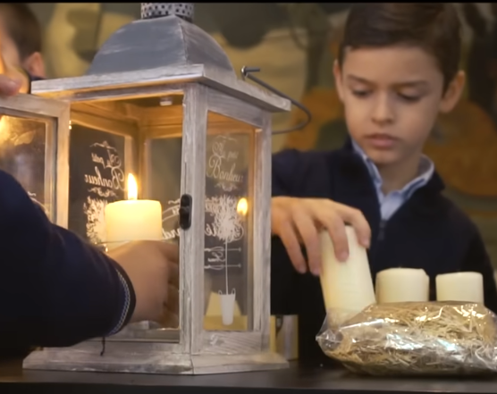 niño con velas