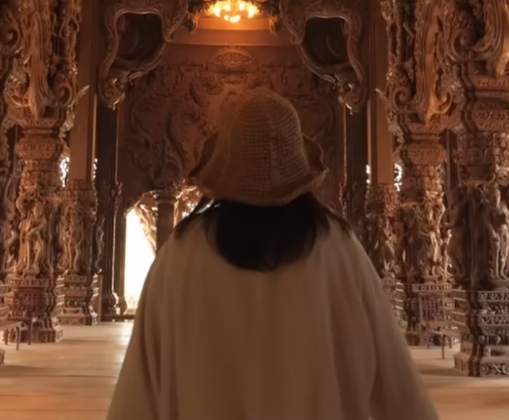 niña en templo