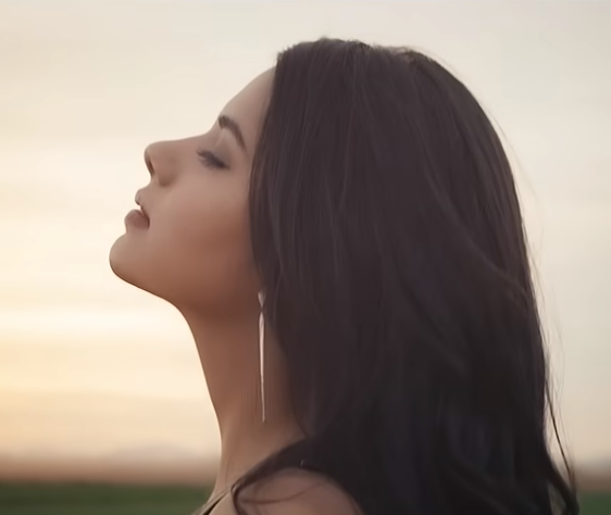 mujer mirando el cielo