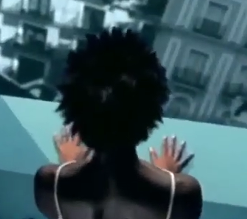 mujer mirando desde lo alto